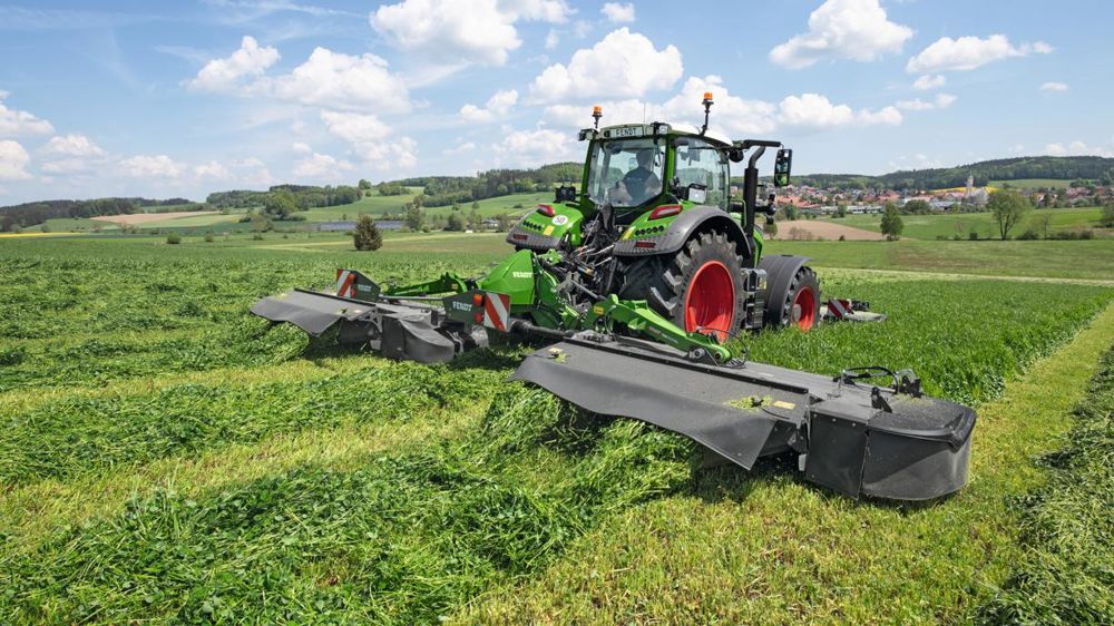 Le groupe de fauche Slicer 860. Doté d’un conditionneur à dents ou à rouleaux, d’une grande liberté de mouvement, son débattement pendulaire lui permet de s’adapter à tout type de terrain.